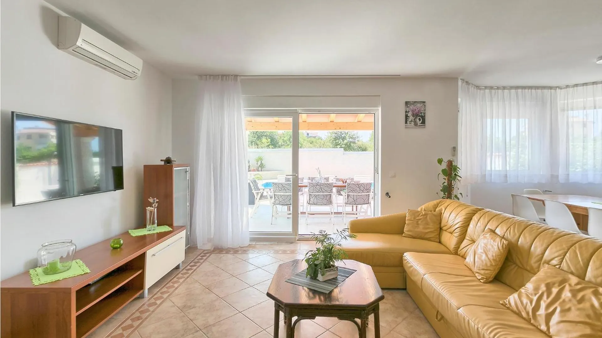 Holiday home Cozy Home In Stinjan With Outdoor Swimming Pool